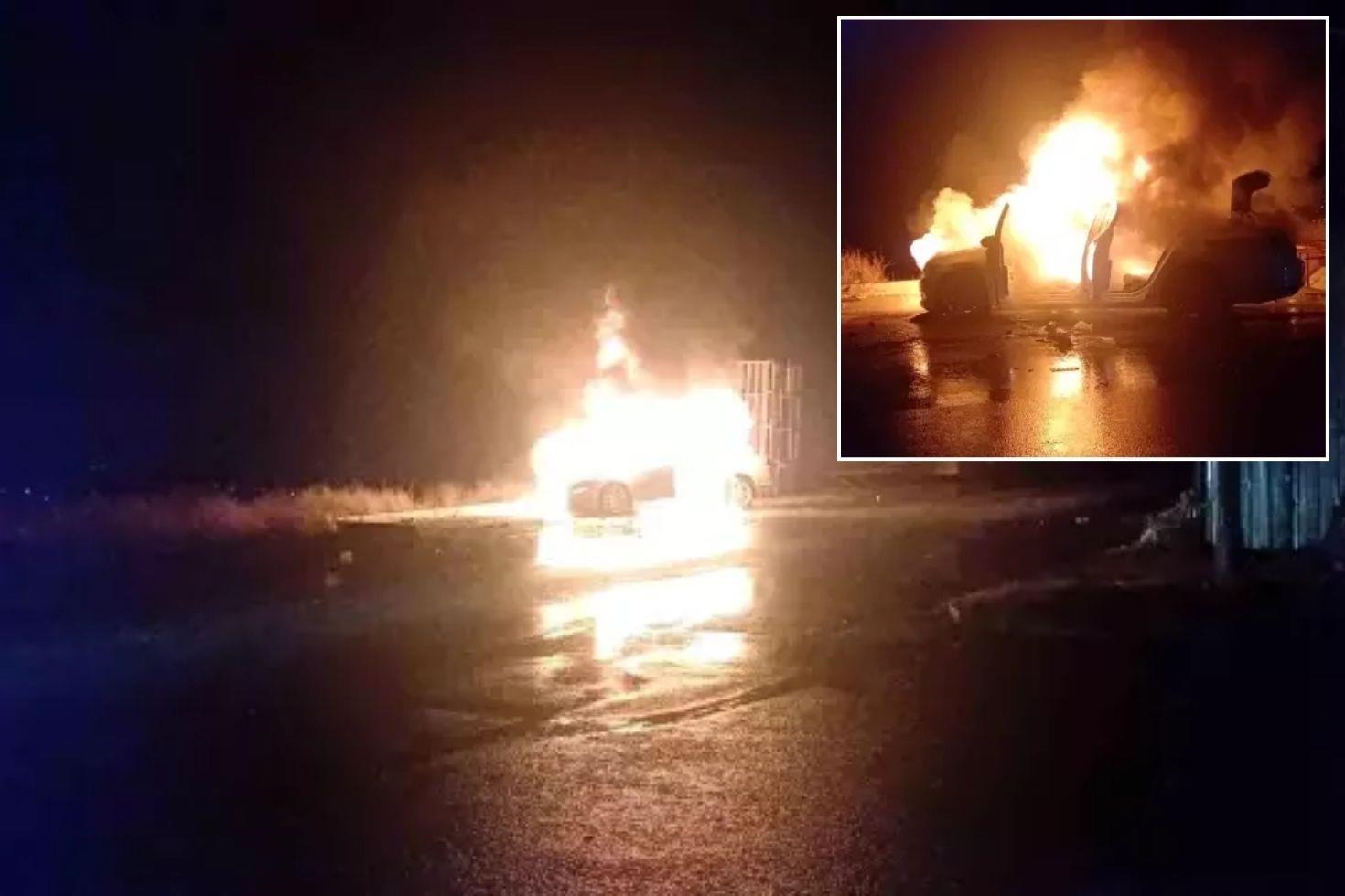 Park halindeki araç alev alev yandı, geriye hurda kaldı