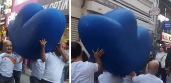 Şaşırtan görüntü! Bir grup cüce cadde boyunca "F" harfi taşıdı