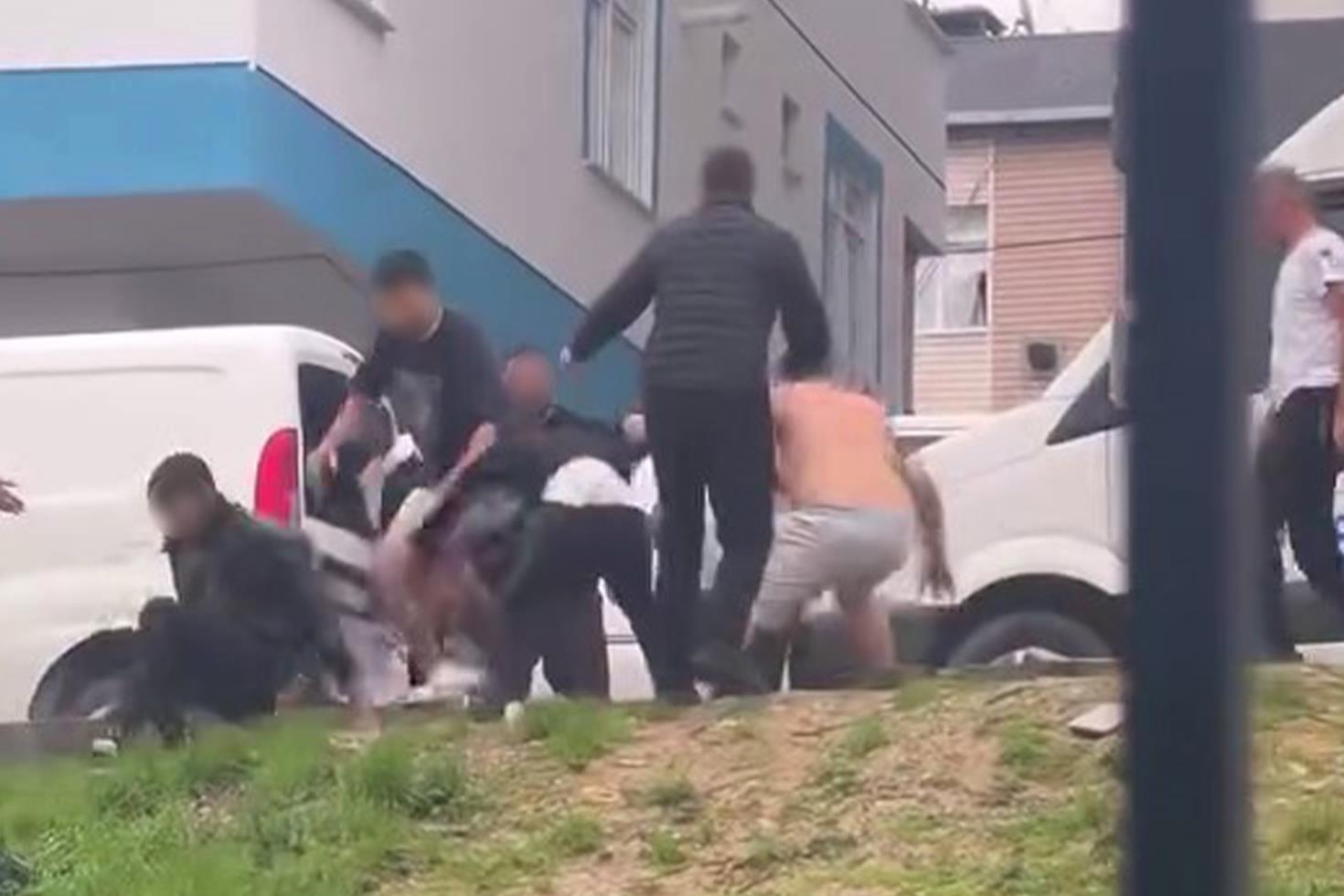 Başakşehir’de kardeş kavgası: Sopa, kemer ve bıçaklar havada uçuştu