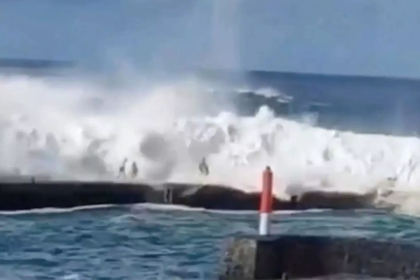 Dev dalgalar turistleri yuttu: 3 ölü, 5 yaralı