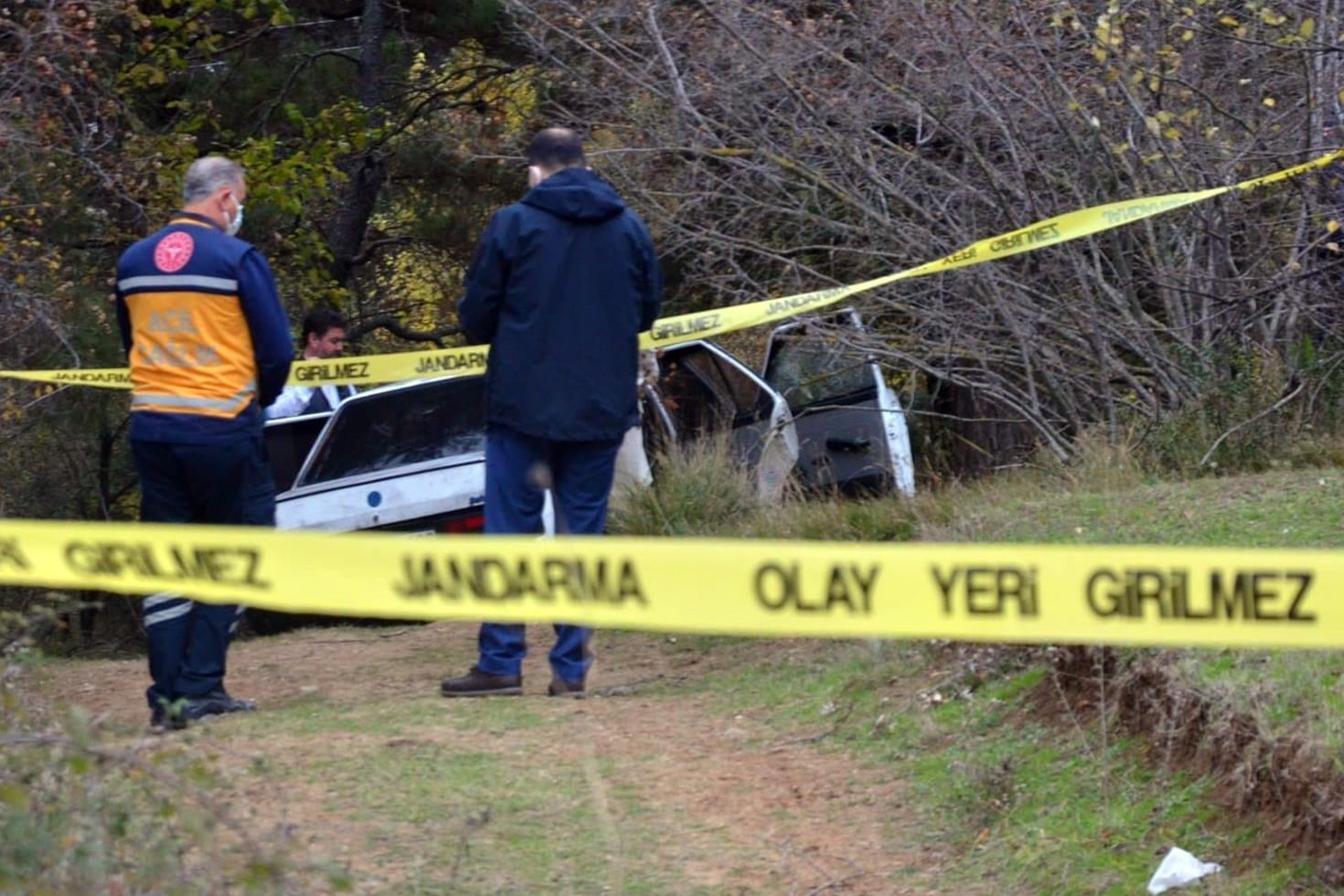 Boşandığı eşini otomobilde vurup canına kıydı