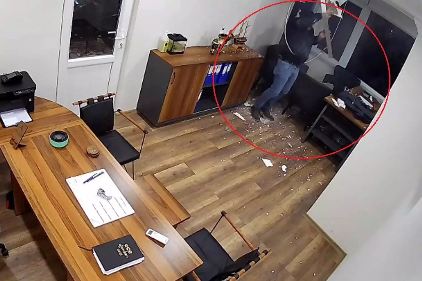 Adımını attığı gibi alt kata düştü Yürekleri ağza getiren kaza kamerada