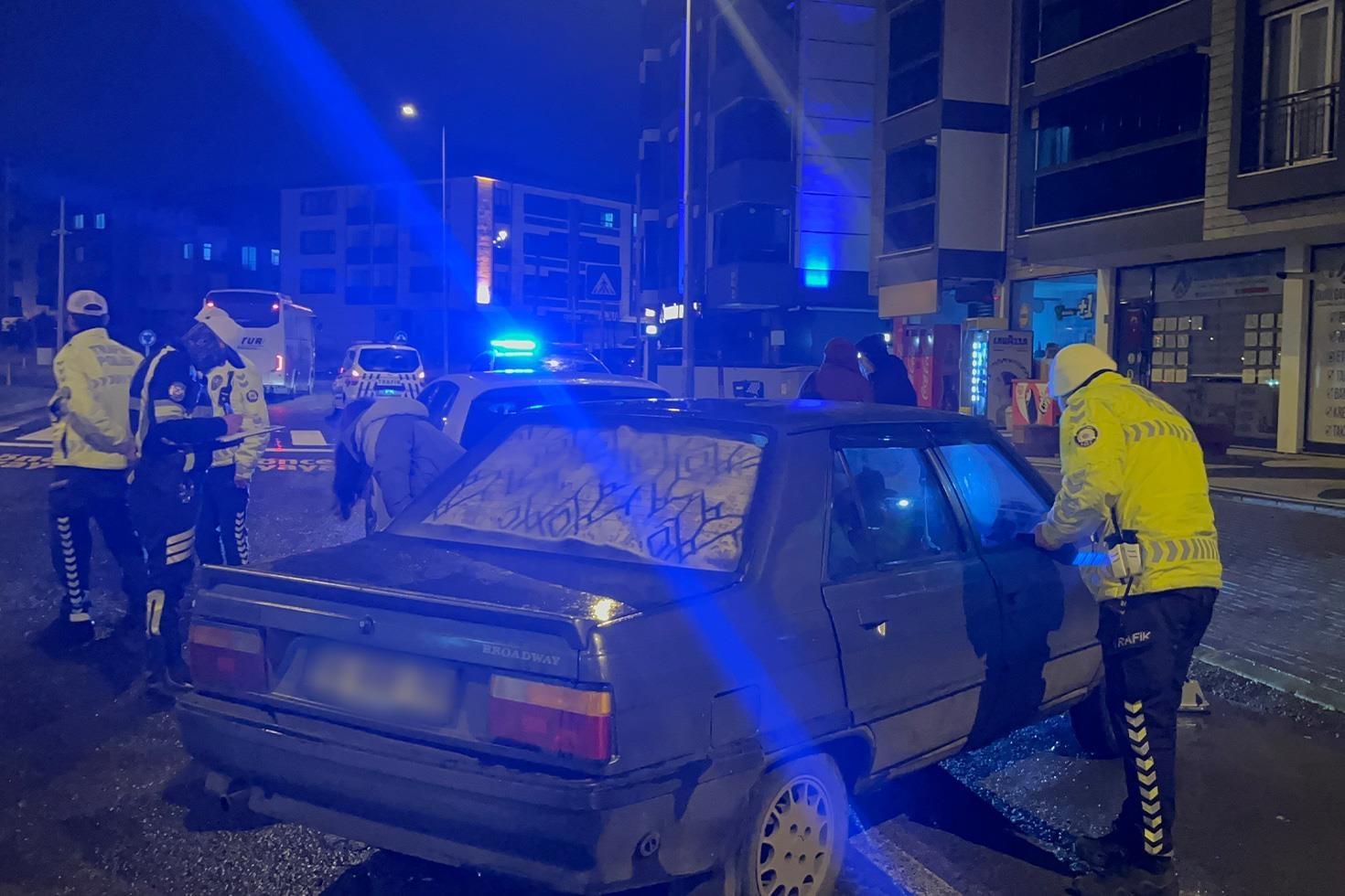 Polisi duyunca “Ağabeyimi arayacağım“ deyip aracını bırakıp kaçtı