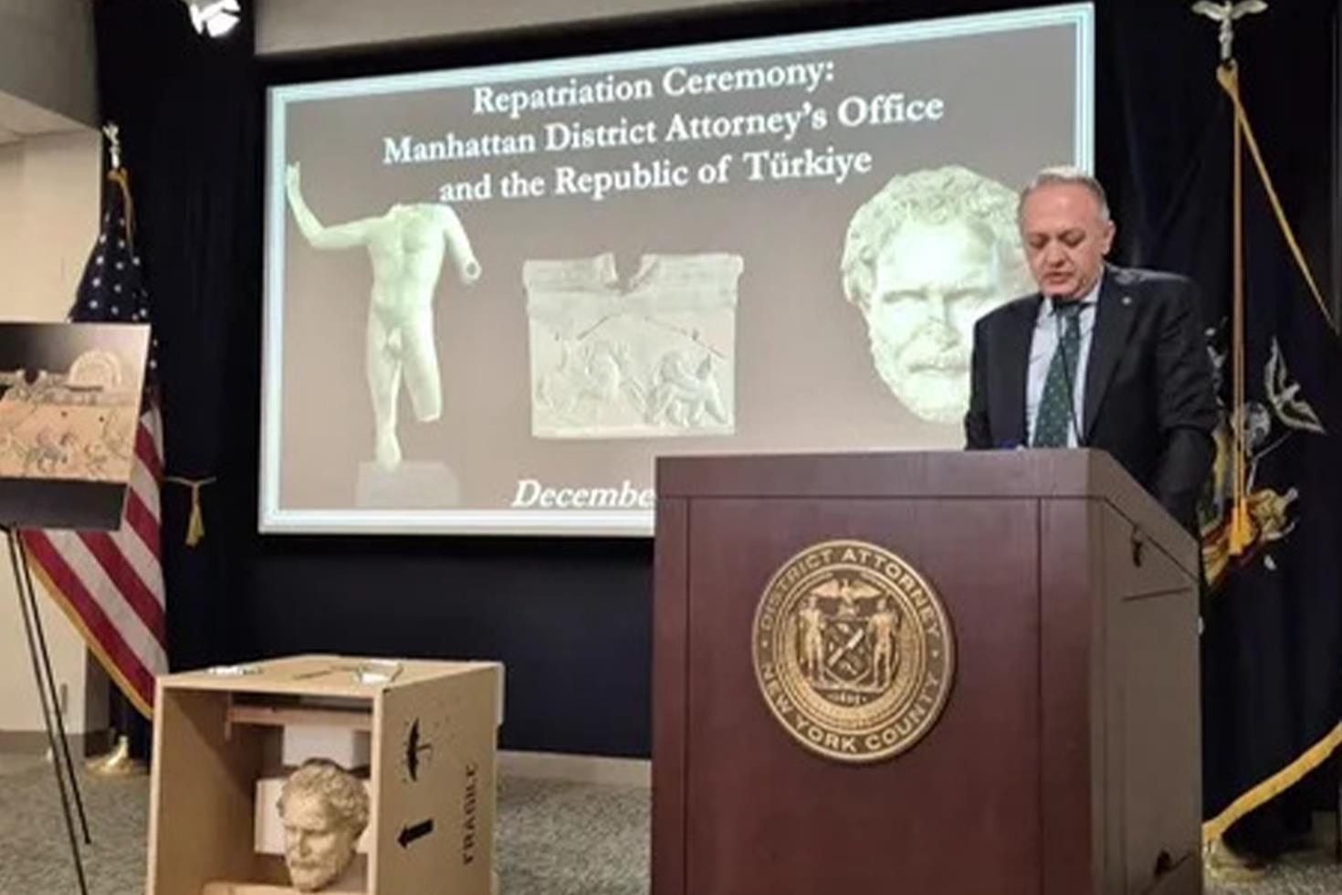 Boubon kökenli bronz imparator heykeli ve mermer Demosthenes başıyla toplam 28 eser Türkiye’ye dönüyor