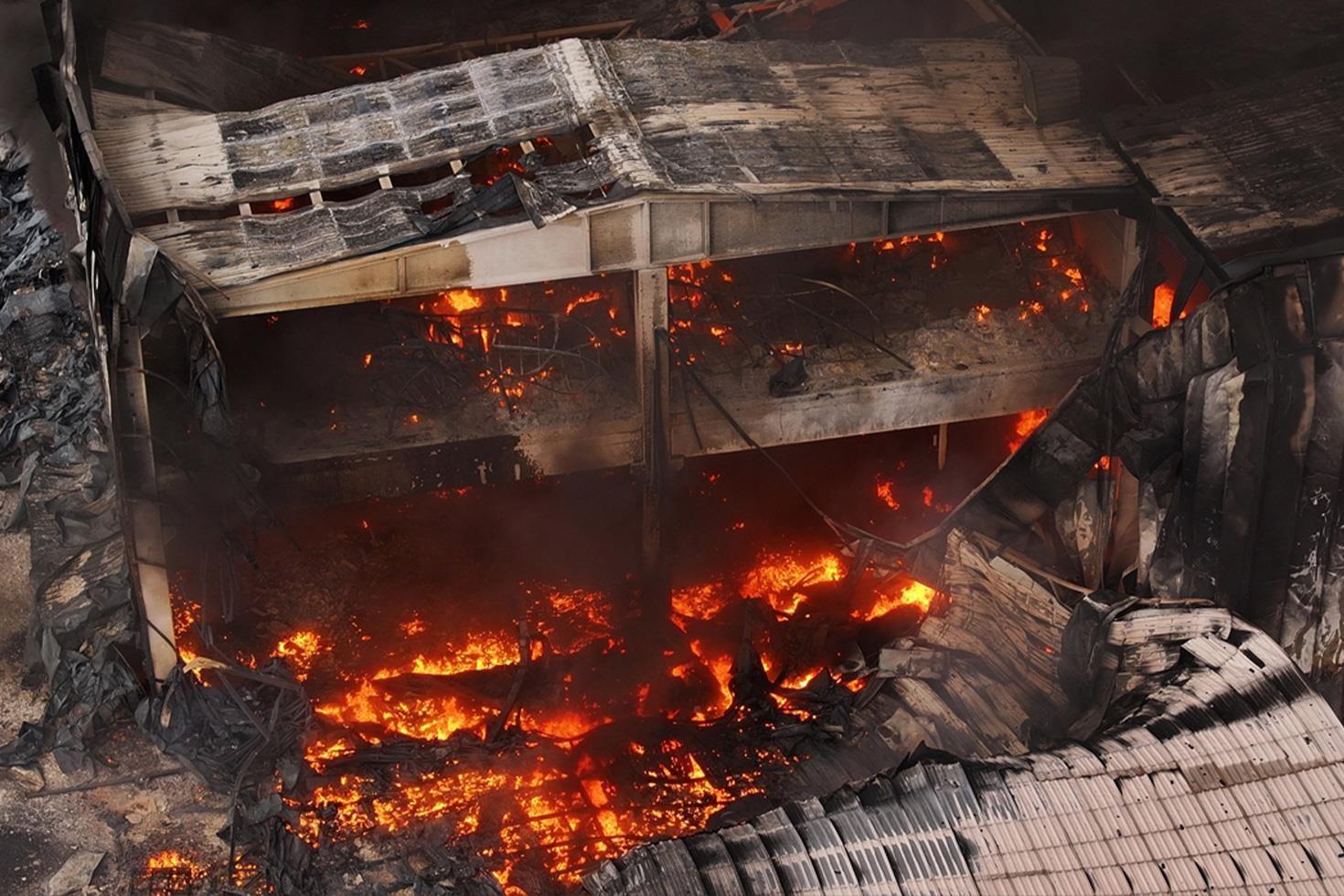 Alev alev yanan fabrika küle döndü Biri bitmeden diğeri başladı