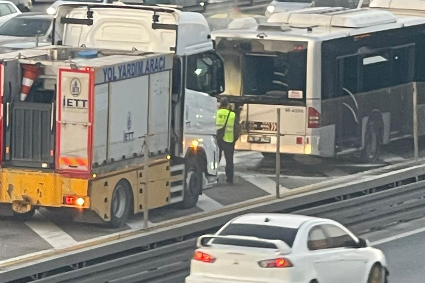 Florya’da metrobüste yangın çıktı