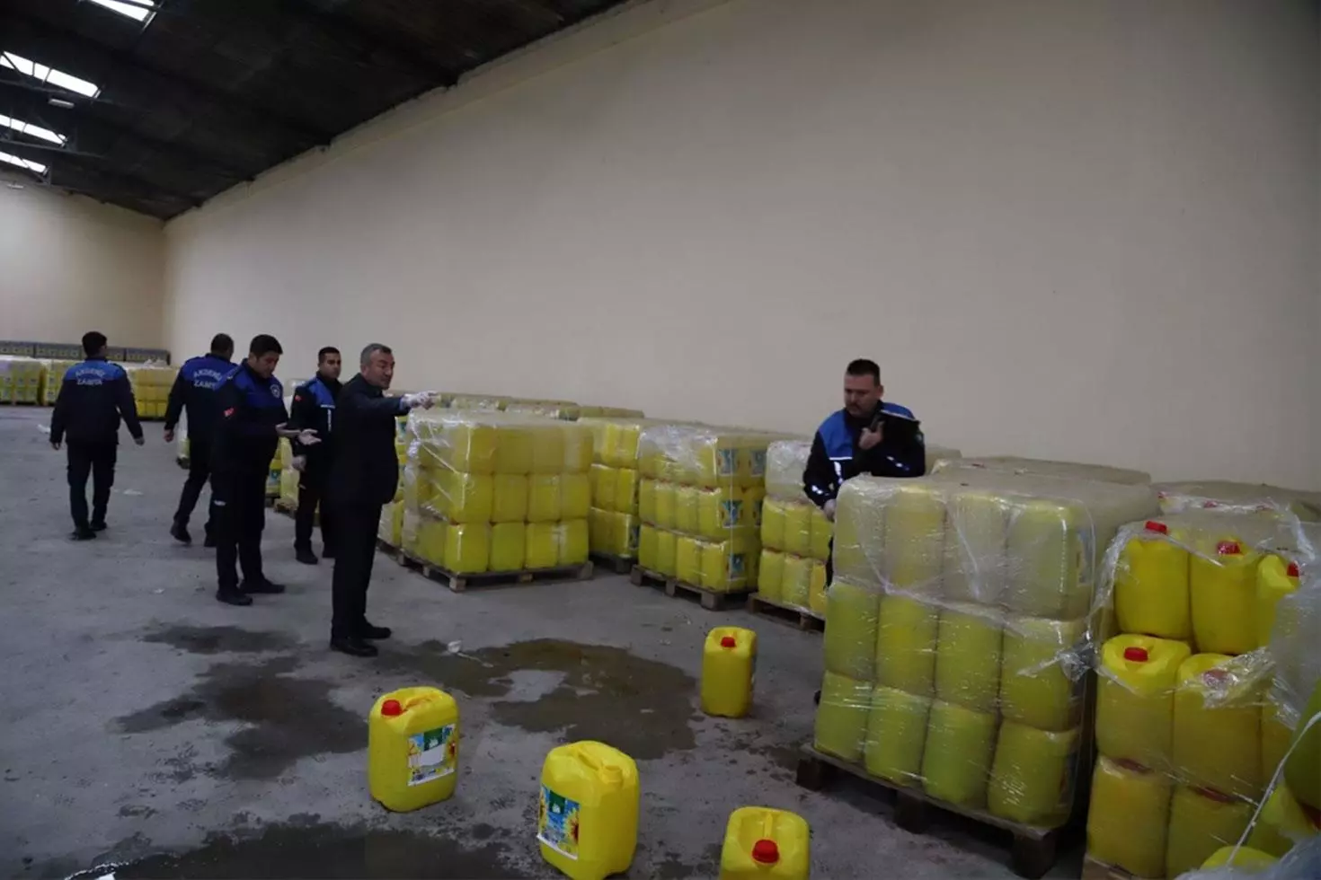 Ayçiçek yağlarına su karıştırmışlar Tam 3 bin 650 bidon ele geçirildi