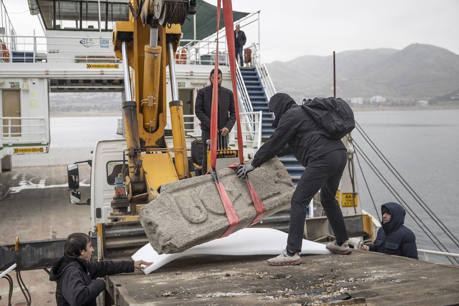 Tunceli’de baraj gölünün çekilmesiyle tarihi sanduka parçası bulundu