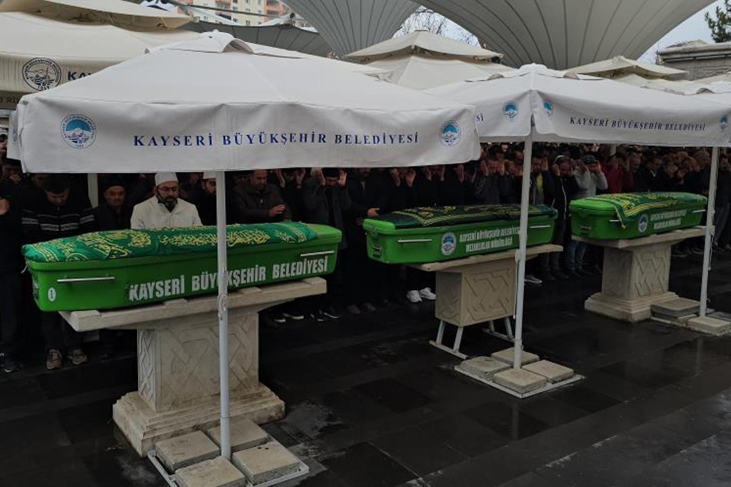 En acı cenaze Yan yana tabutlar görenleri kahretti