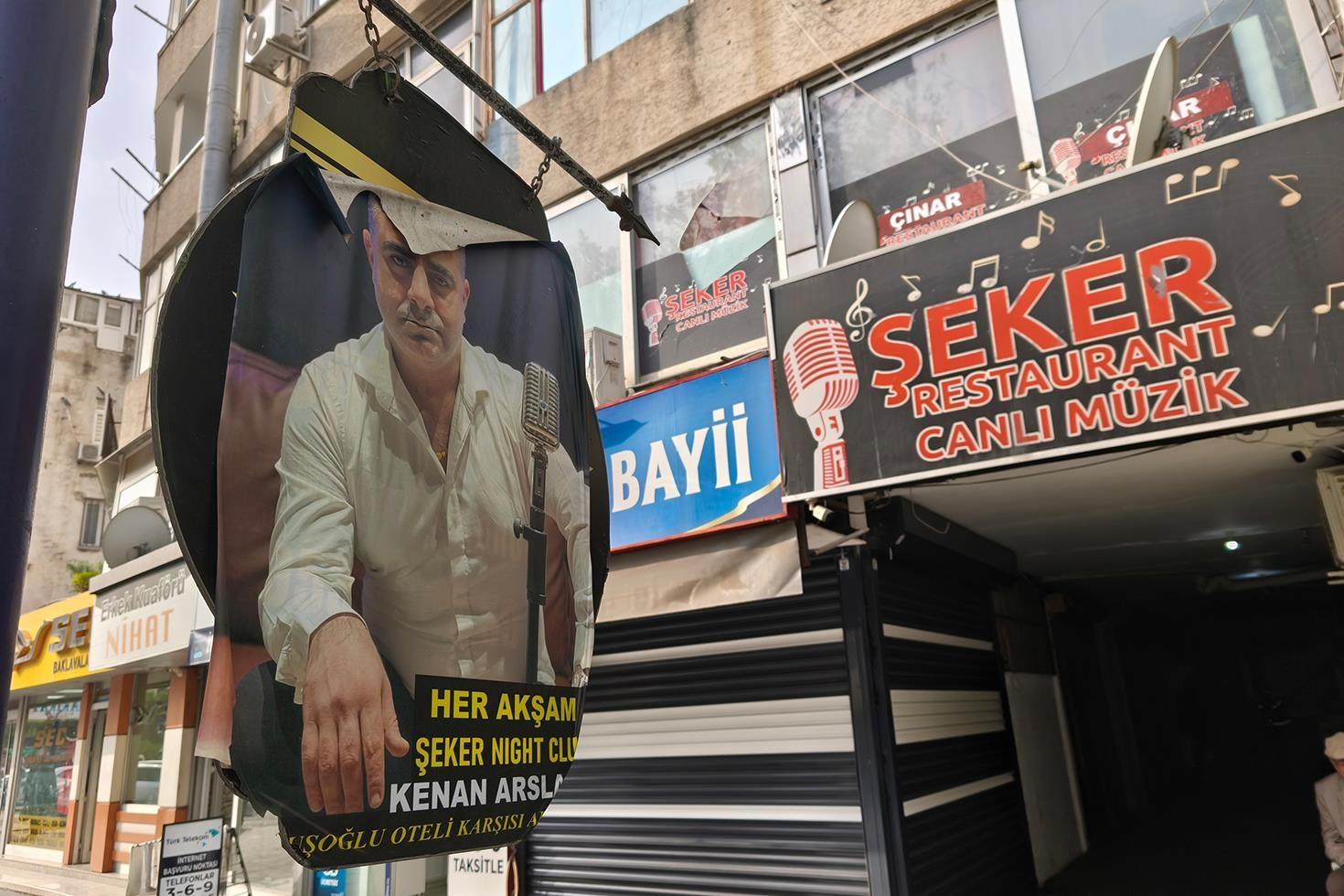 Hesabı ödemeyince mekandan atıldı, geri dönüp konuşma bahanesiyle solisti öldürdü