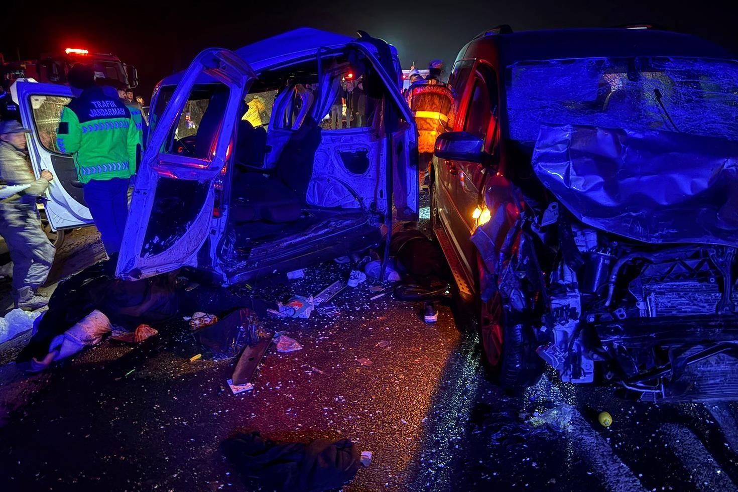 Mardin’de 3 aracın karıştığı trafik kazasında 4 kişi öldü, 5 kişi yaralandı