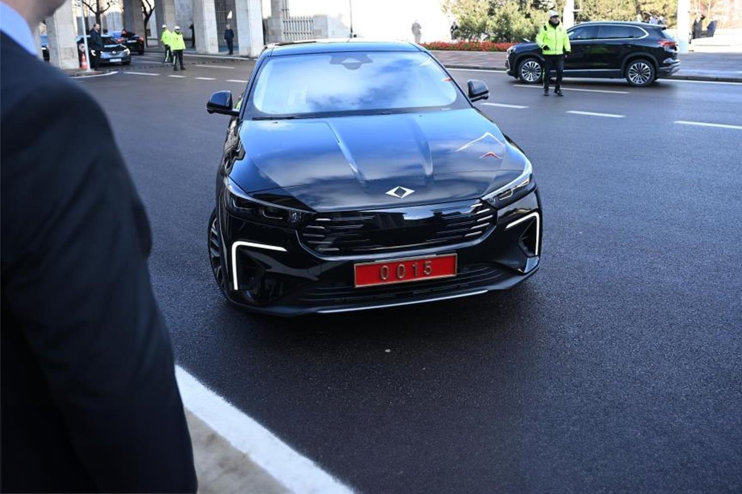 Bakan Kacır bütçe görüşmelerine Togg’un yeni modeli T10F ile geldi