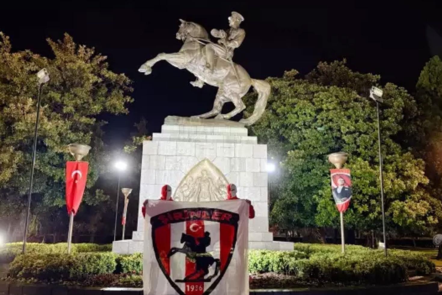 Yunan takımı gelecek diye sabaha kadar Atatürk Anıtı’nda nöbet tuttular