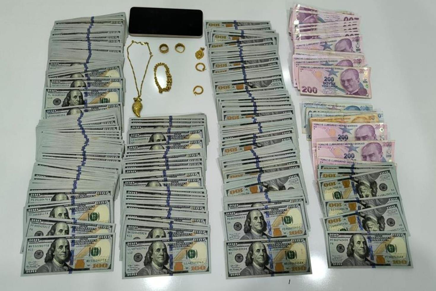 Polis operasyonunda her yerden para ve altın fışkırdı