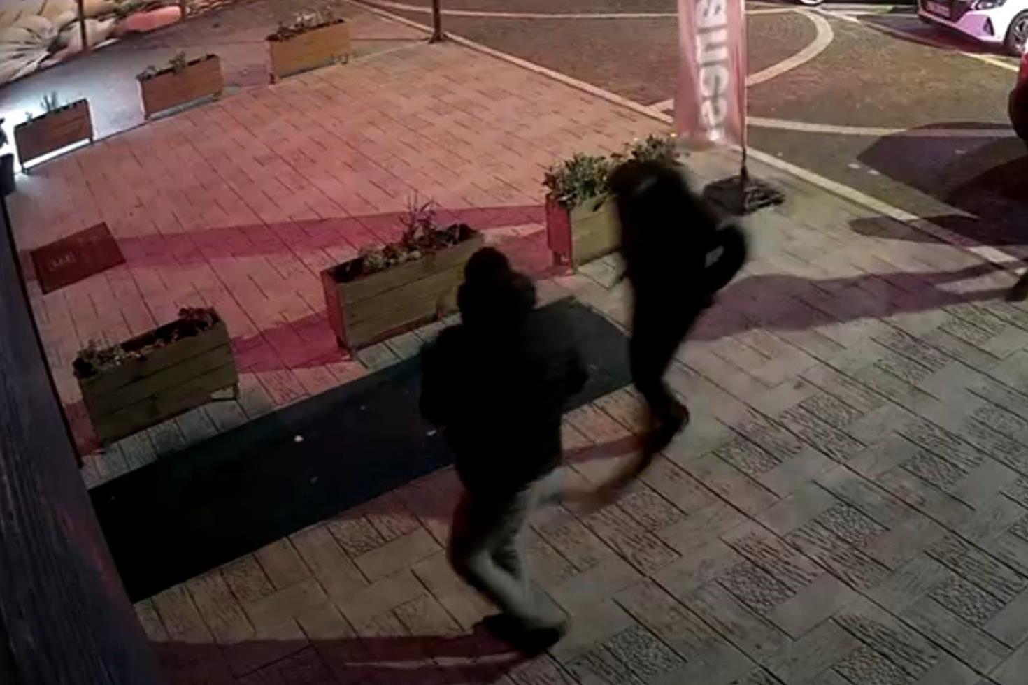 Esenyurt’ta kuyumcu soygunu girişimi kamerada: Hırsızlar alarm çalınca böyle kaçtı