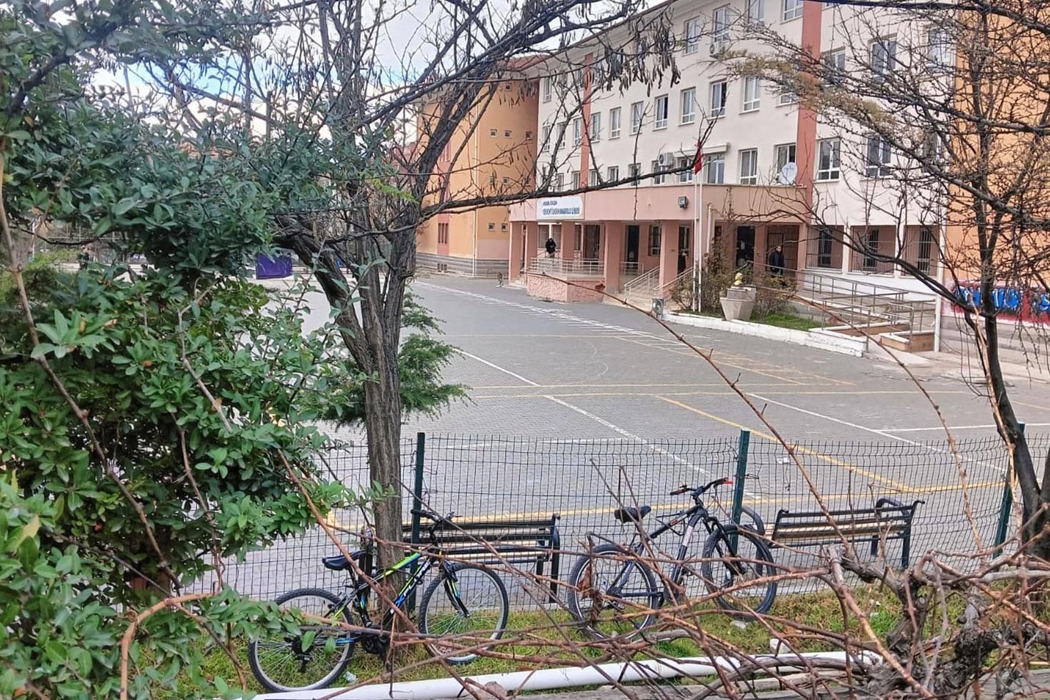 Lisede mide bulandıran olay Kız öğrencilerine cinsel organının fotoğrafını gönderdi