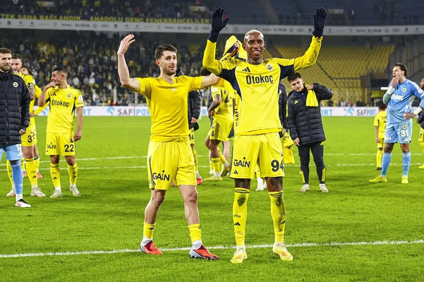 Tüm takım taraftarların yanına giderken Szymanski’den olay yaratacak hareket