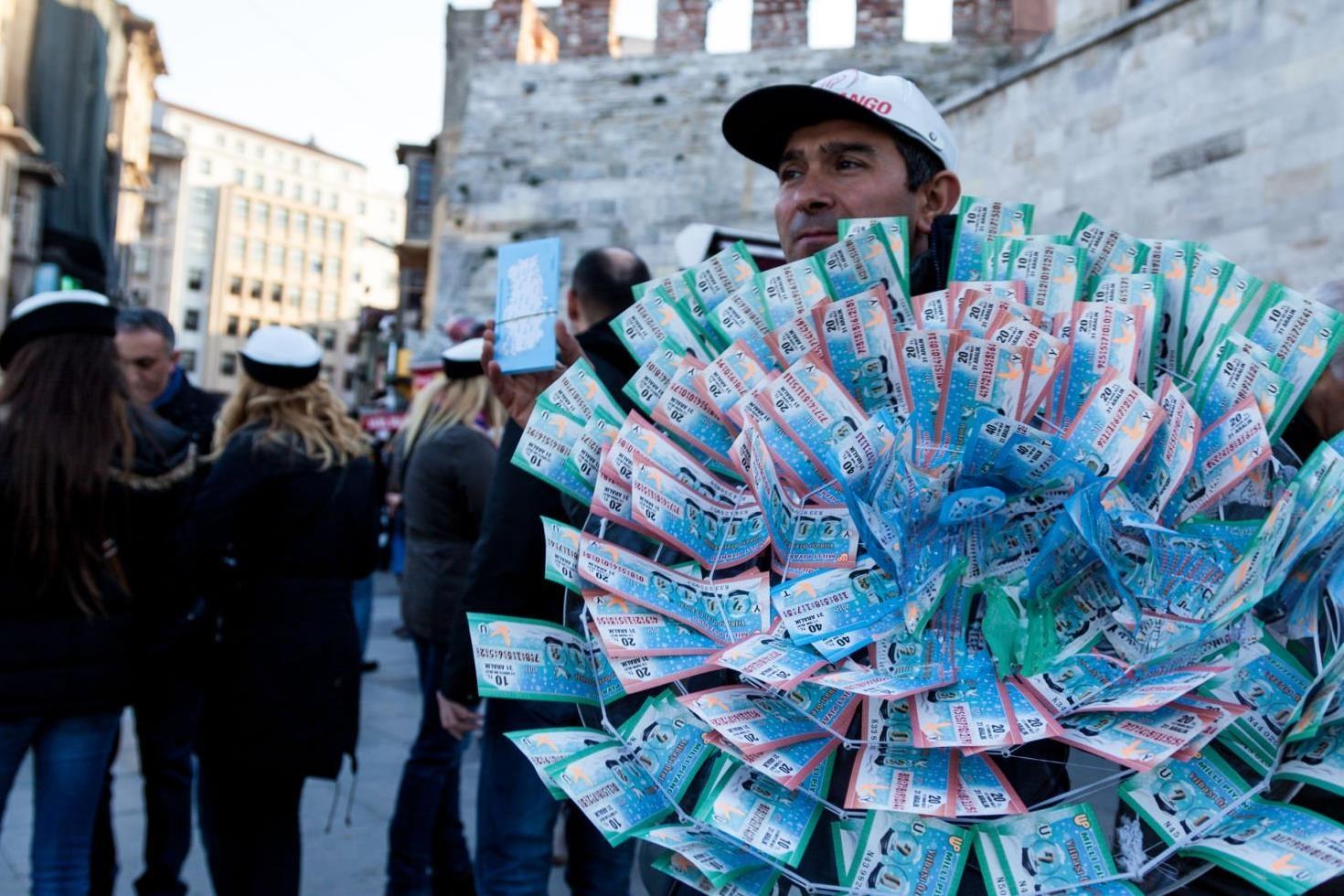 İstanbul Valiliği duyurdu Cami önlerinde şans oyunu satışı yasaklandı