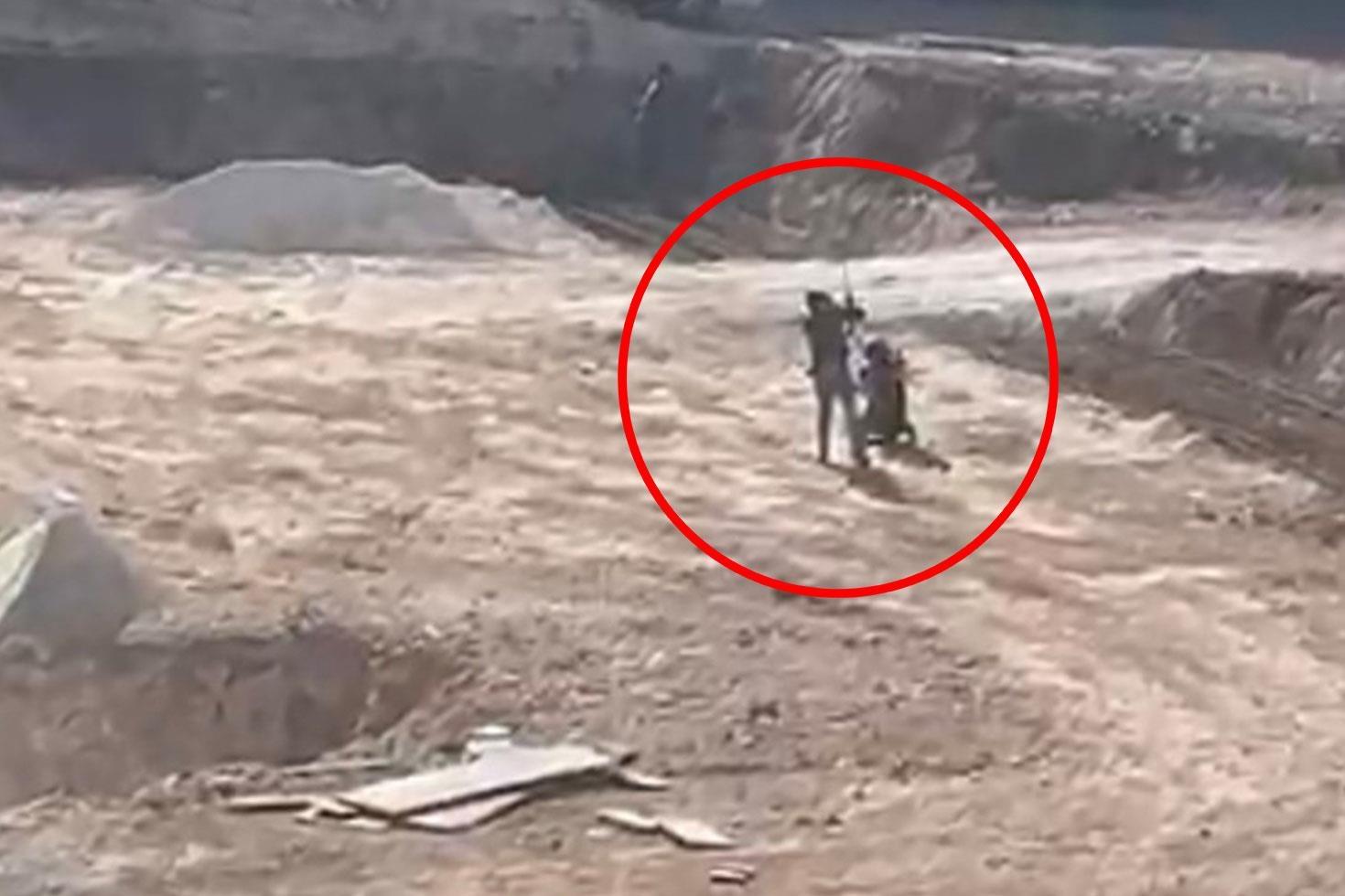 Okul inşaatında kan donduran olay Çocuk işçiyi sopa ile darbetti