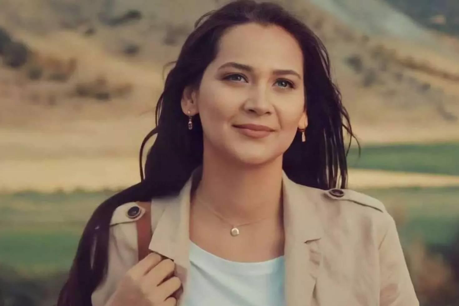 Gülsim Ali siyah mini elbisesiyle göz kamaştırdı Bakan bir daha baktı