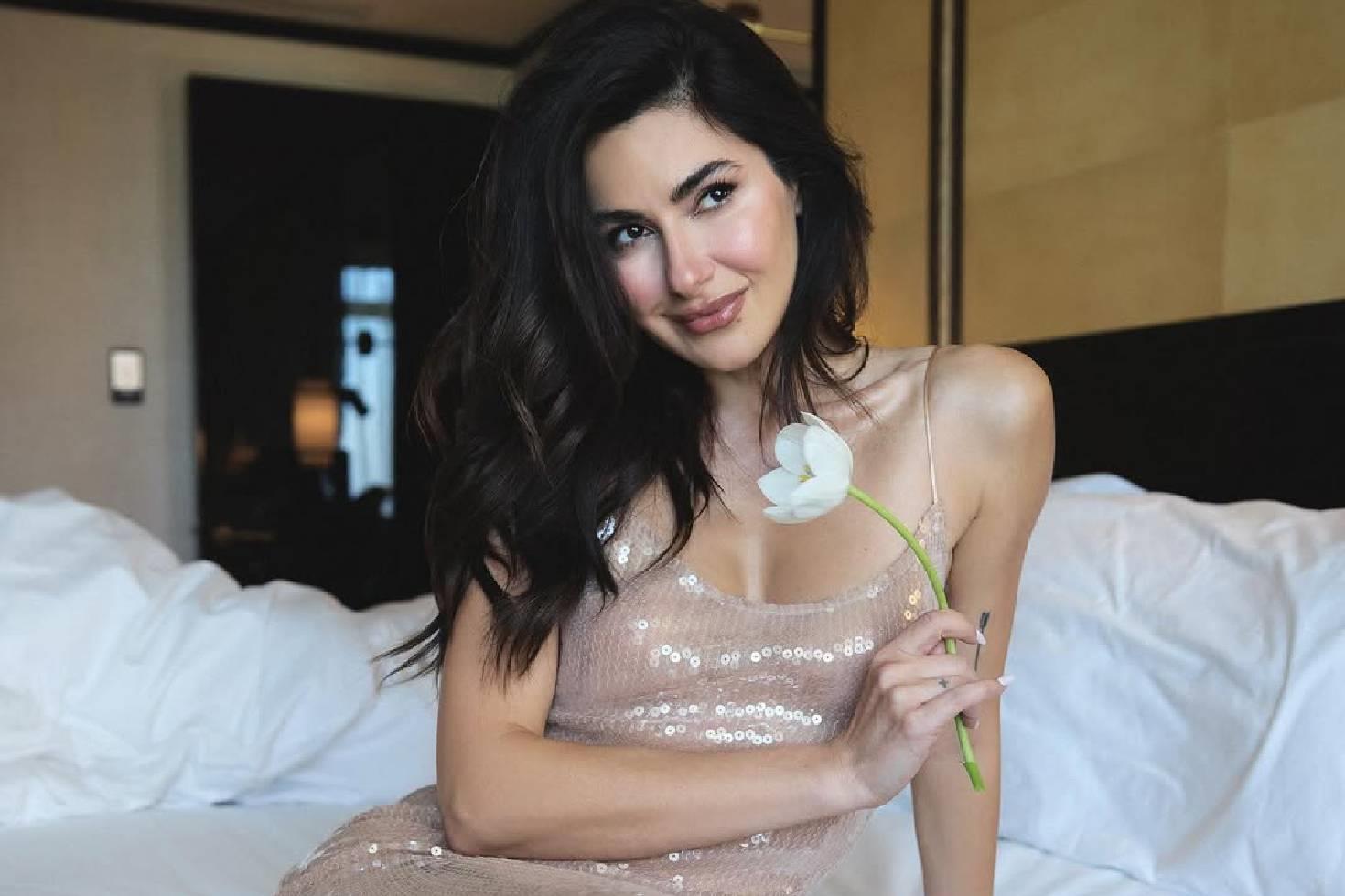 ’’İlaçtır’’ dedi, paylaştı Cam kenarındaki bornozlu pozları çok konuşuldu