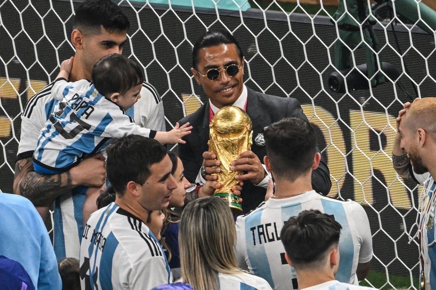 2022 yılında Arjantin’in şampiyonluk kutlamalarına izinsiz şekilde dahil olan Nusret kriz çıkardı