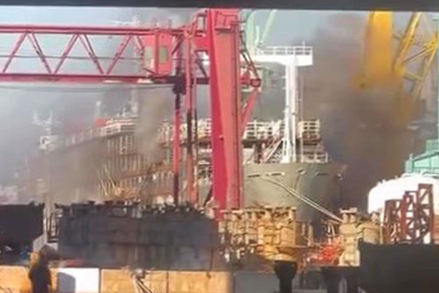 Tuzla Tersanesi’nde gemide yangın çıktı Ekipler olay yerinde