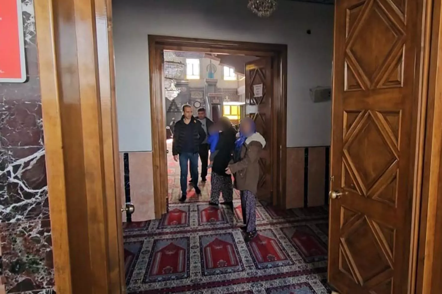 Zabıtayı gören dilenciler camiye kaçıp cemaatin arasına karıştı