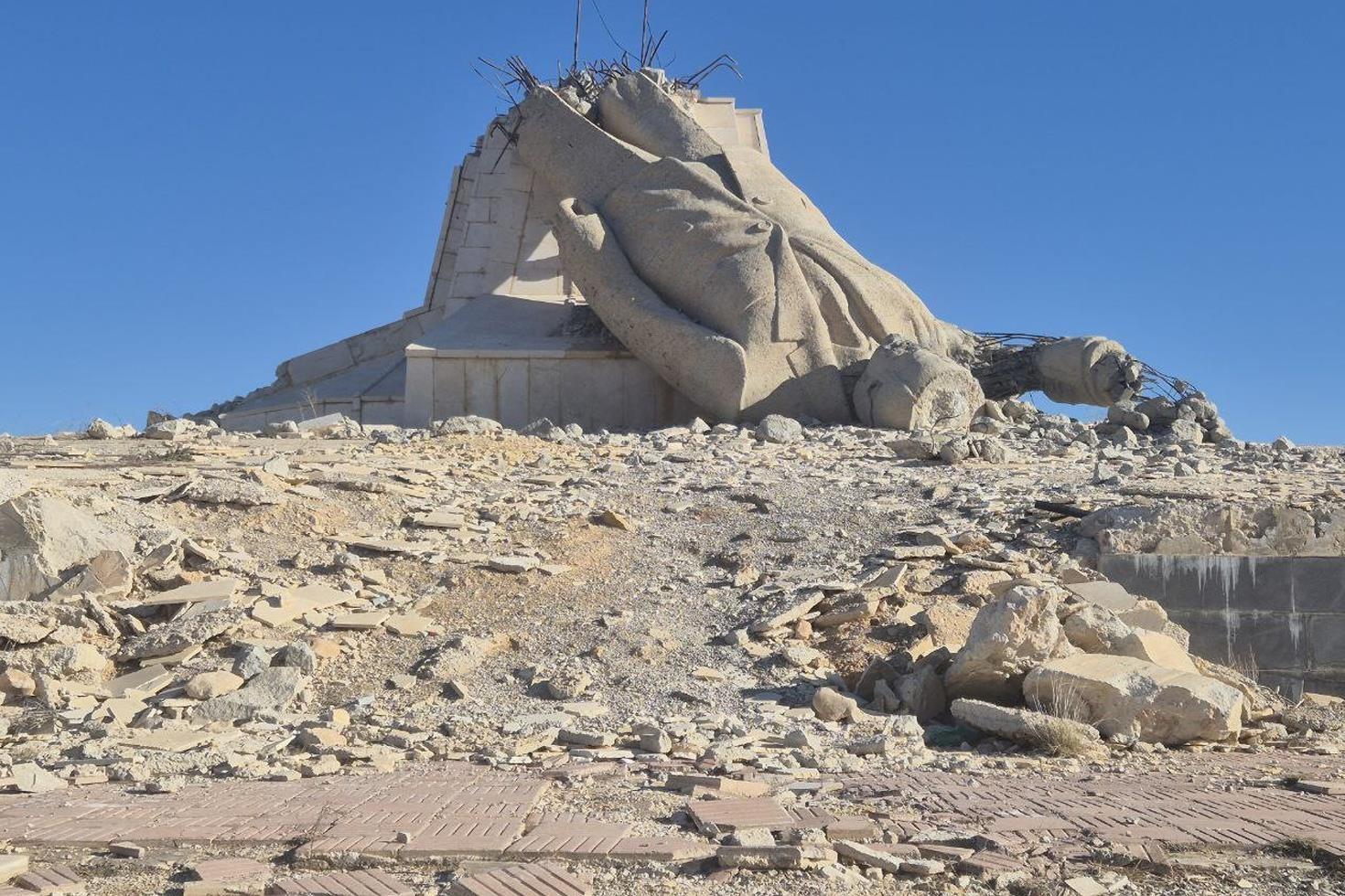 Görüntü Türkiye’nin yanı başından 1 yıldır böyle yıkık halde duruyor