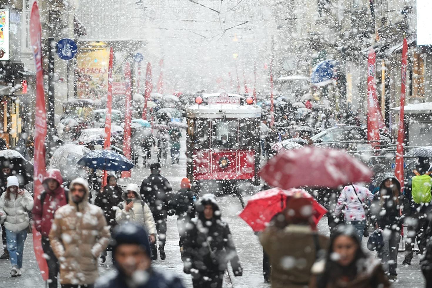 Yılbaşında lapa lapa kar geliyor İstanbul’da 10 yıl sonra bir ilk