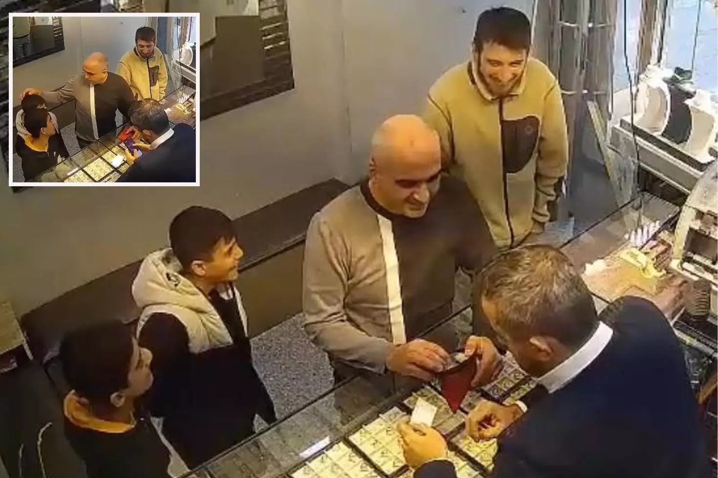 Bağcılar’da örnek davranış: Yerde buldukları 1,3 milyon liralık altını sahibine teslim ettiler