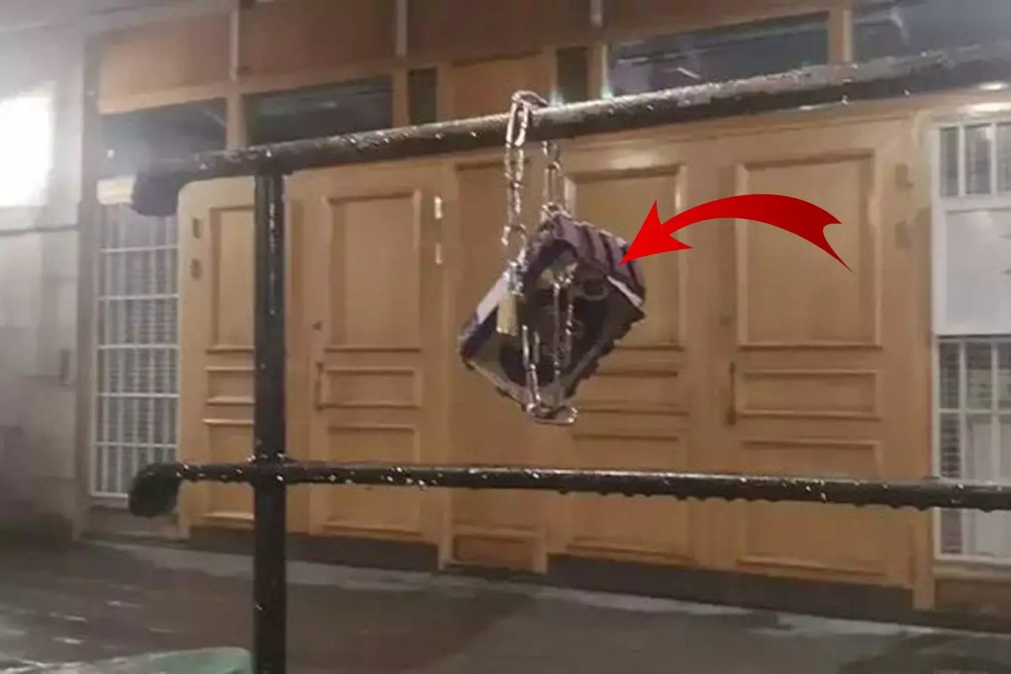 Camide alçak provokasyon Korkuluklara Kur’an-ı Kerim zincirlediler