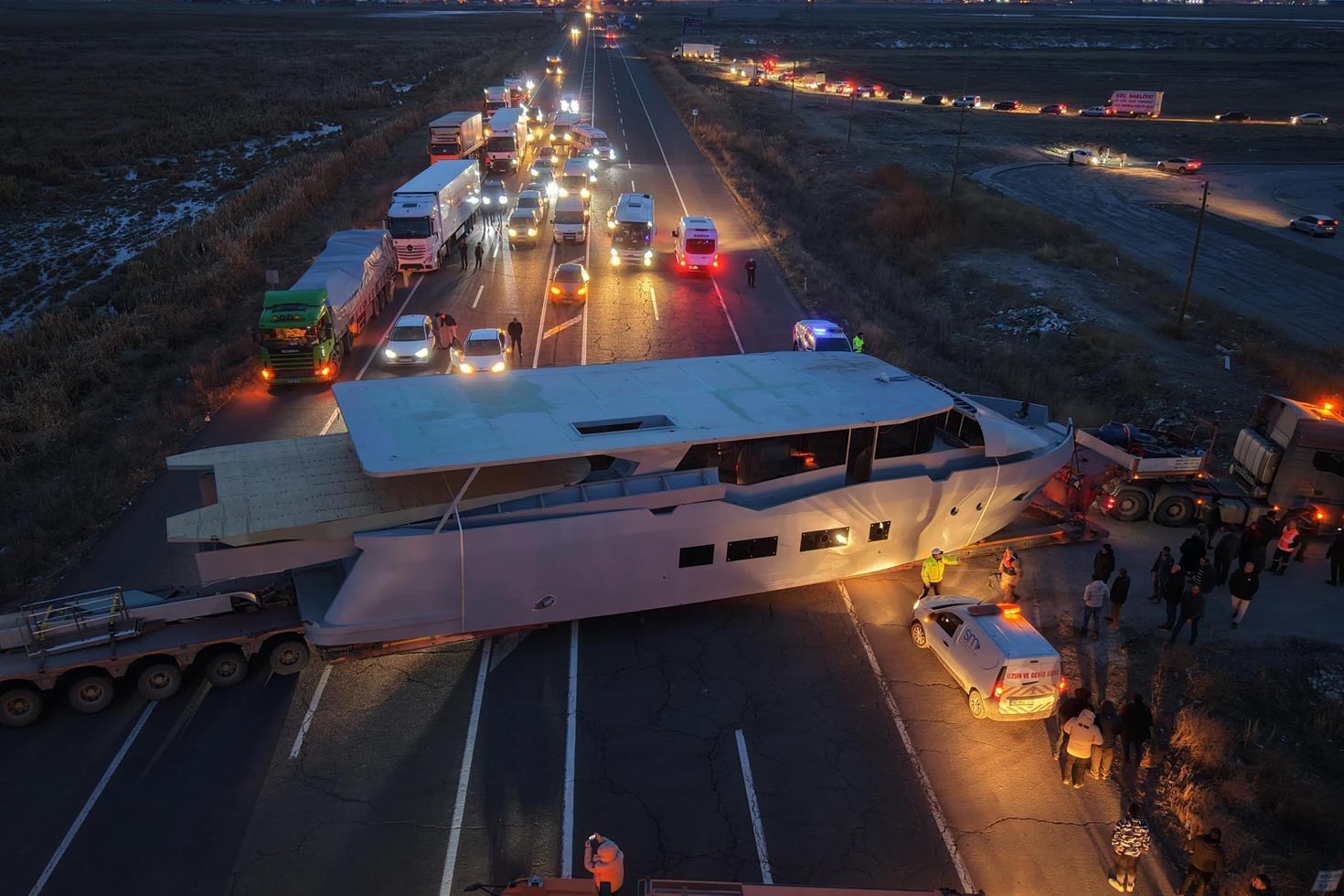 Erzurum’da yat taşıyan TIR yolda kaldı, trafik felç oldu