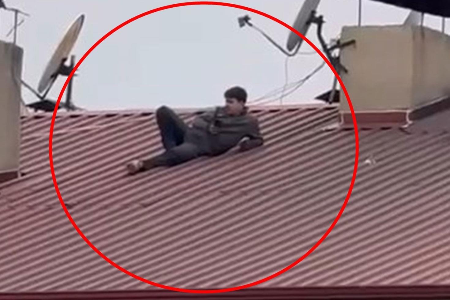 Çatıya çıkıp hayatını tehlikeye attı İzlediği şey ’’Değer mi’’ dedirtti