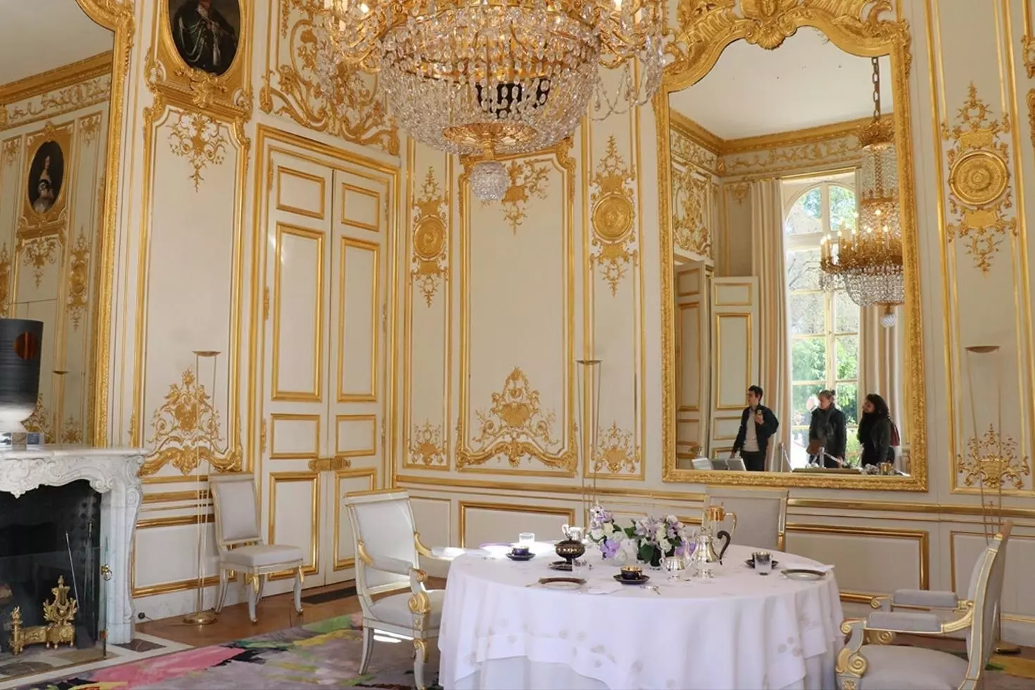 Fransa cumhurbaşkanlığı sarayı da soyuldu, tabakları çalıp internetten satmaya kalktılar