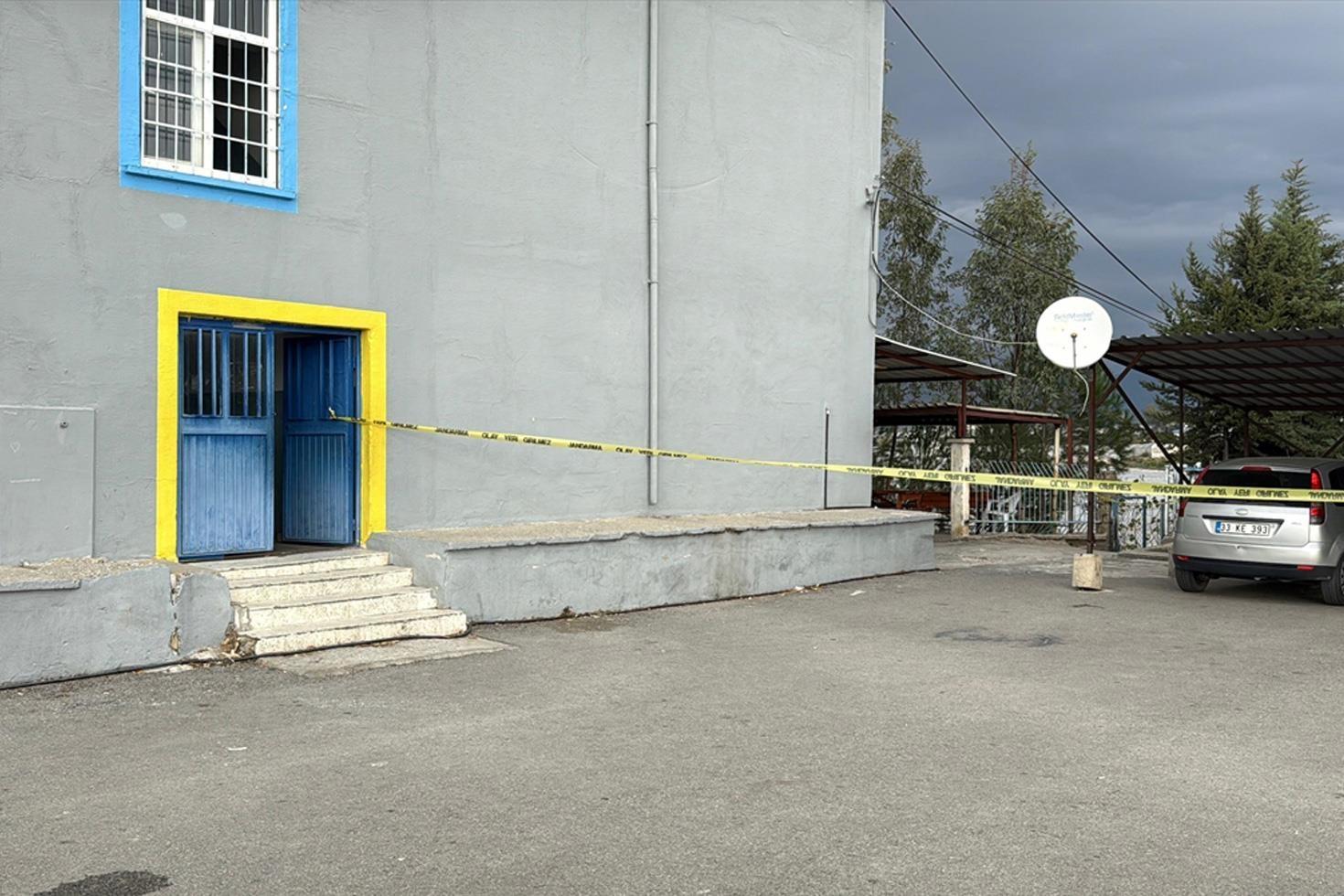 Ortaokul öğrencisi okul müdürünü tüfekle vurdu