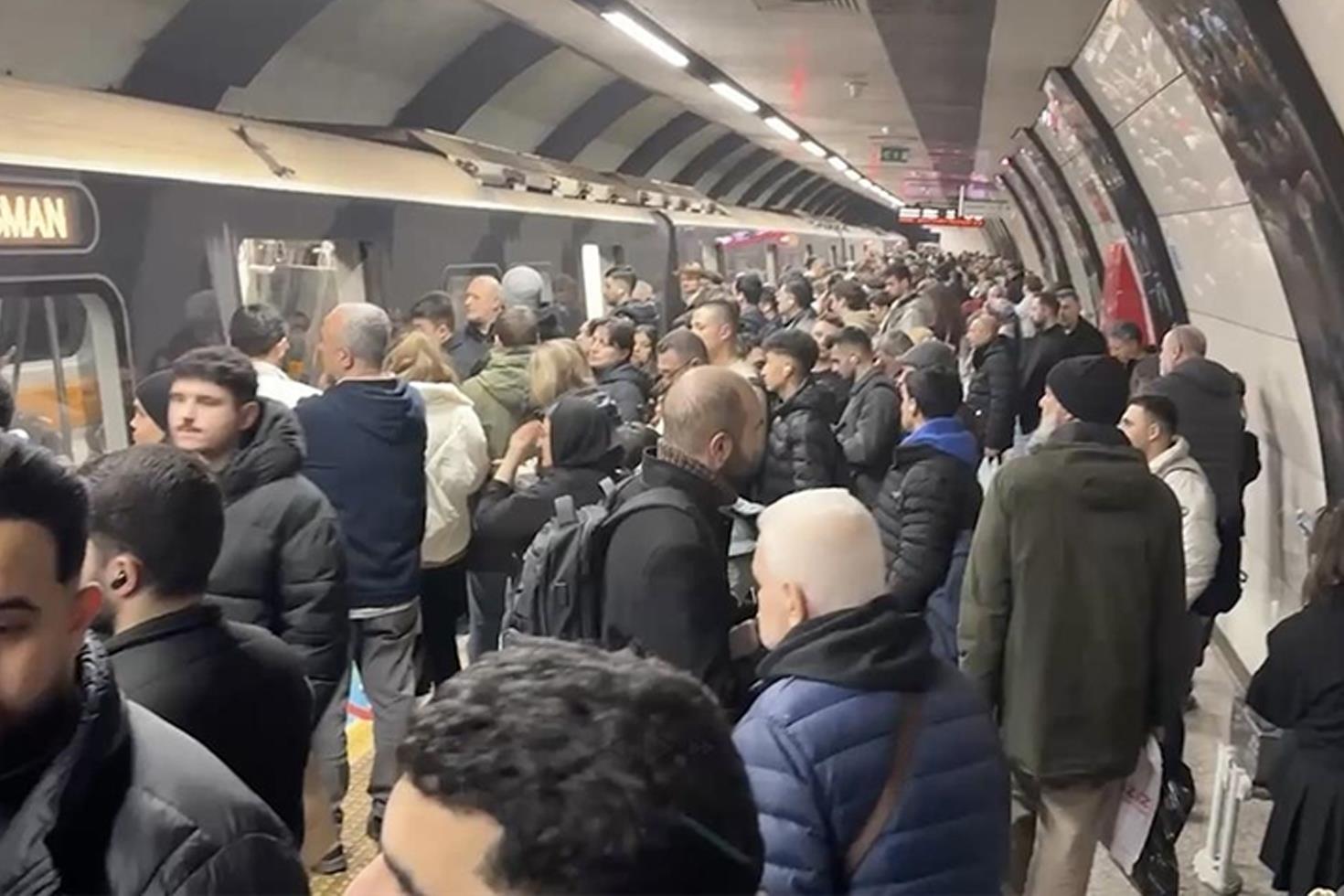 İstanbul’da metro arızası, seferler aksıyor