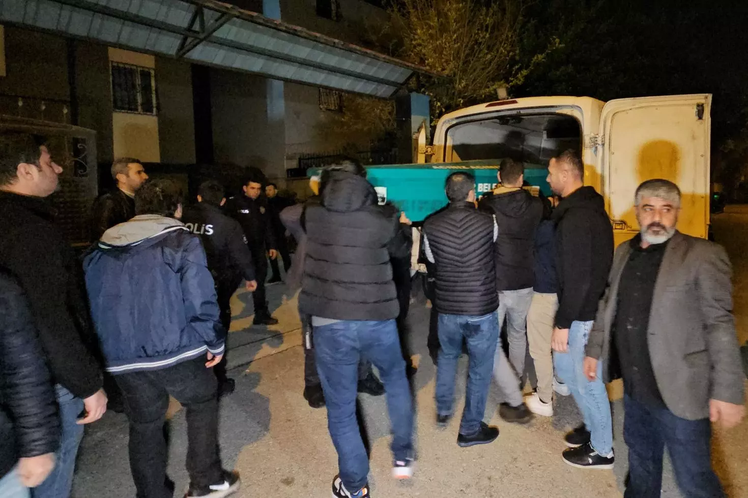 Biri engelli 2 çocuğunu silahla öldürdükten sonra intihar etti