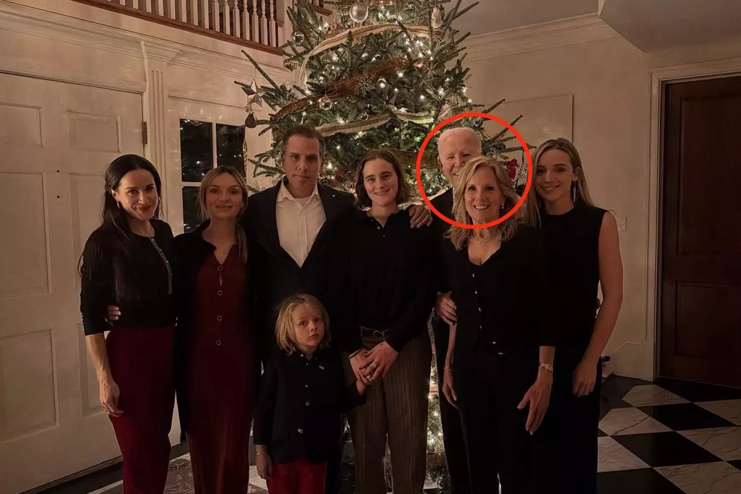 Biden’dan Noel fotoğrafı kafaları karıştırdı, neredeyse görünmez oldu