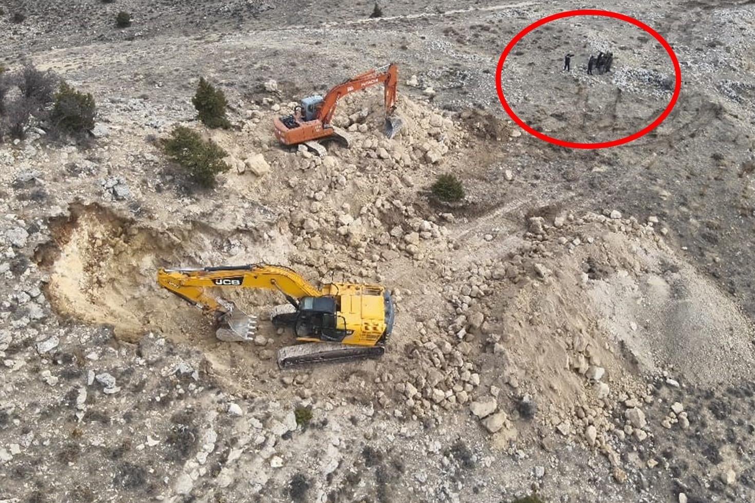 2 iş makinesiyle define arayanlara operasyon: 14 gözaltı