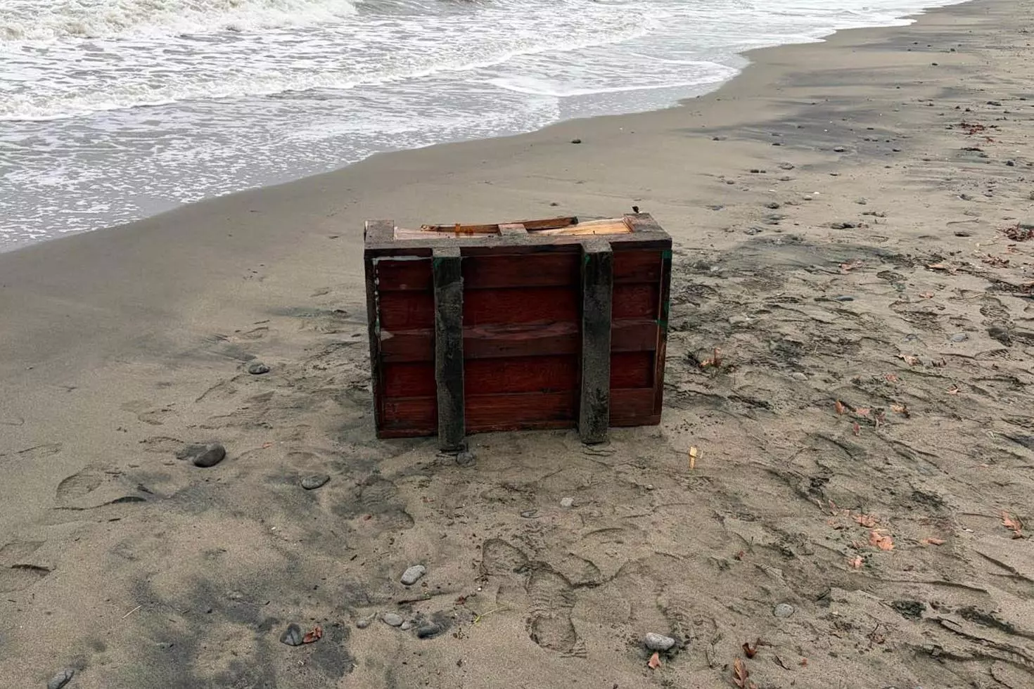 Sahile vuran gizemli sandık ekipleri alarma geçirdi Üzerindeki yazılar incelenecek