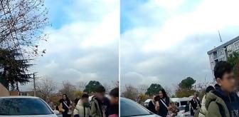 Okuldan çıkan öğrencilerin üzerine araba sürdü