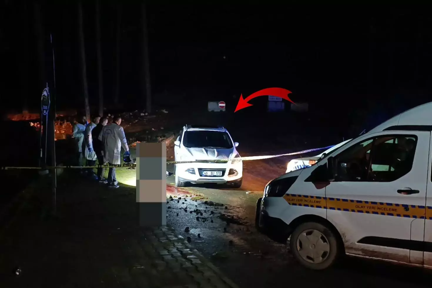 Park halindeki araca bakan ekipler sağ koltukta vahşetle karşılaştı