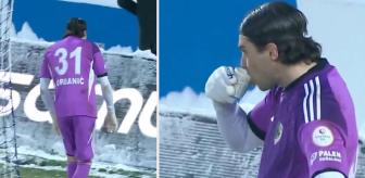 Görüntü Türkiye'den! -10 derece soğukta ısınmak için maç oynanırken çay içti