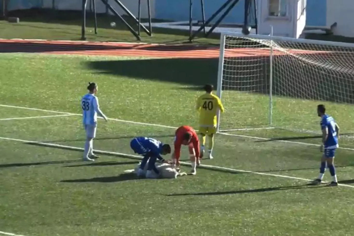 Maçta sahaya giren köpeğin yaptığı şey görenleri güldürdü