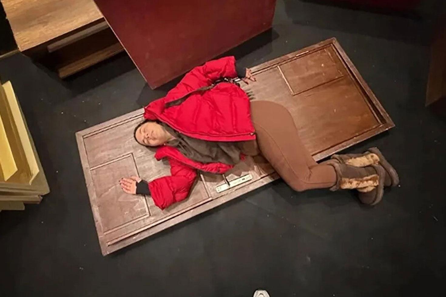 Sahnede korku dolu anlar Aslı Bekiroğlu’nun kafasına kapı düştü