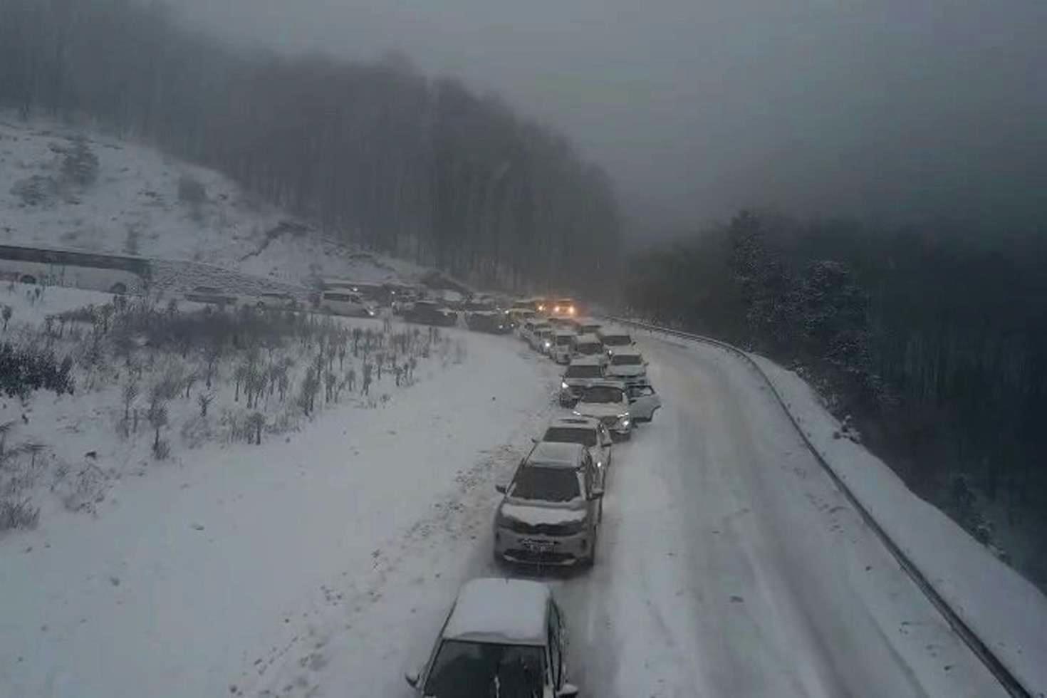 Uludağ yolunda dönüş çilesi, kilometrelerce kuyruk oluştu