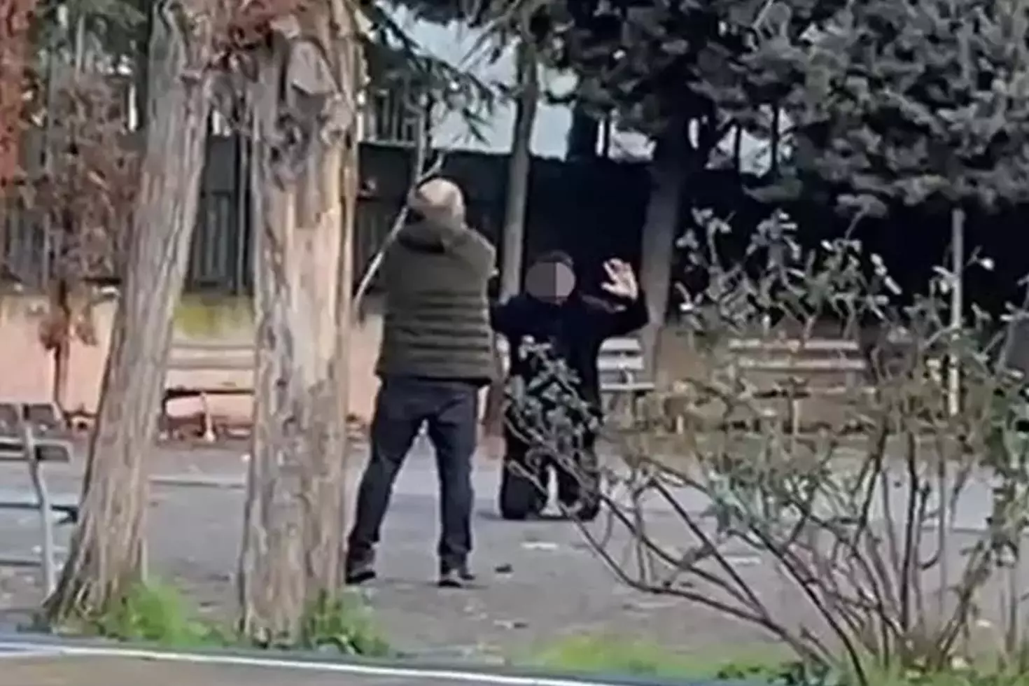 Lise bahçesinde korku dolu anlar: Kızını rahatsız eden genci silahla rehin aldı