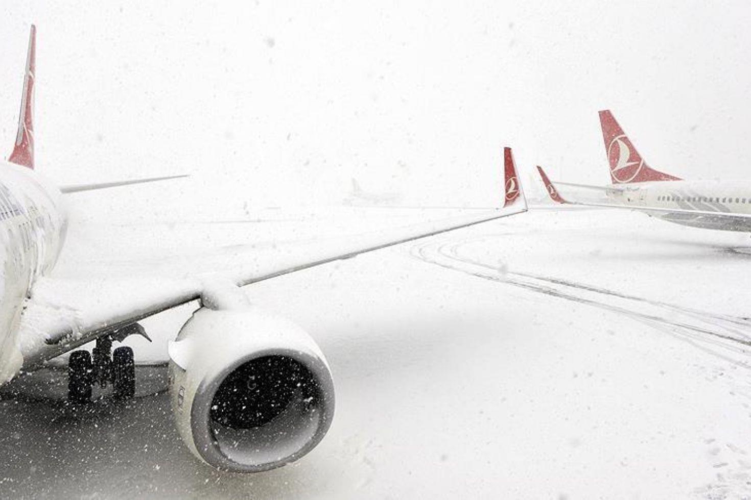 Uçak seferlerine kar yağışı engeli
