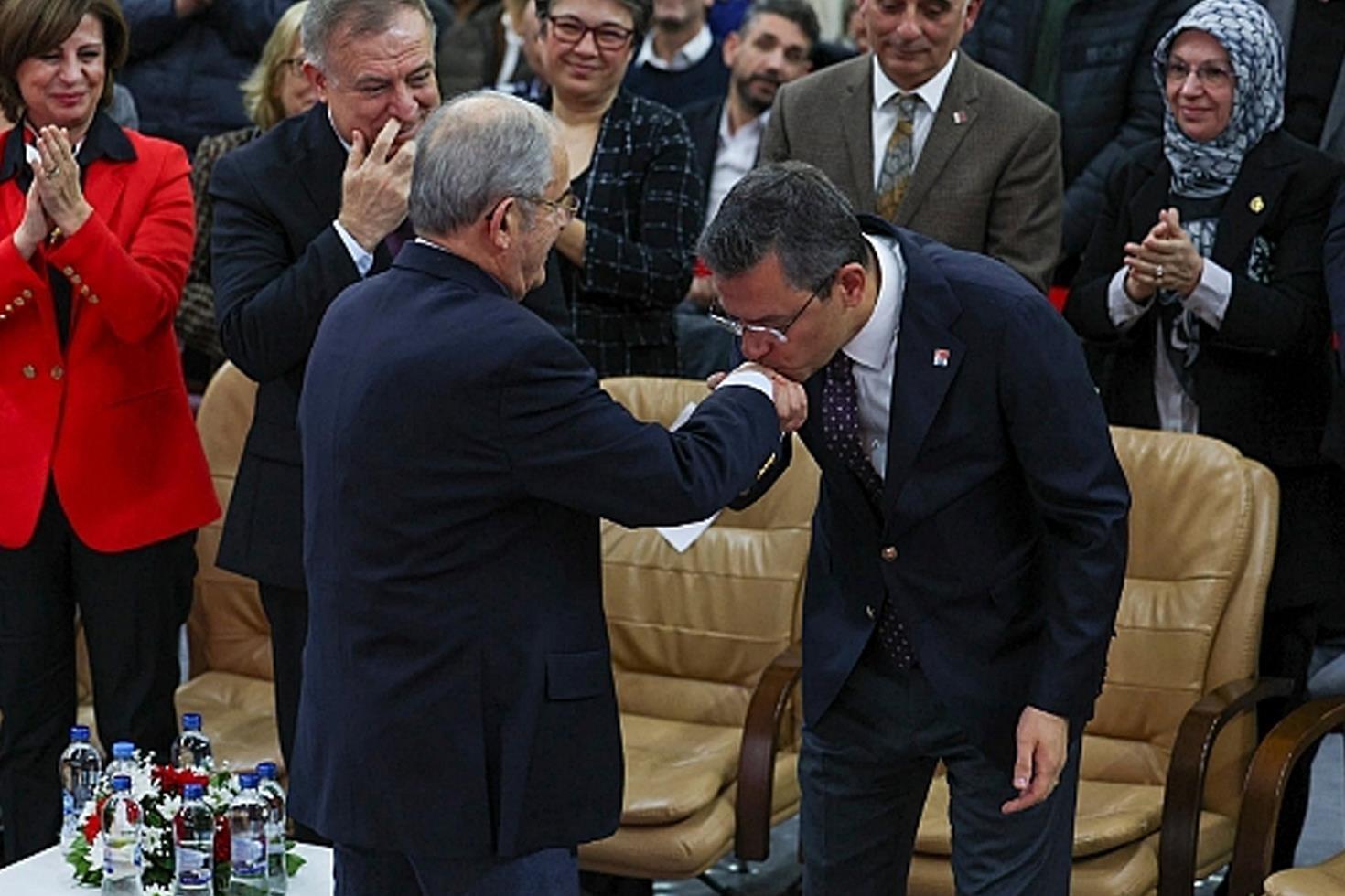 Yılmaz Büyükerşen siyaseti bıraktı